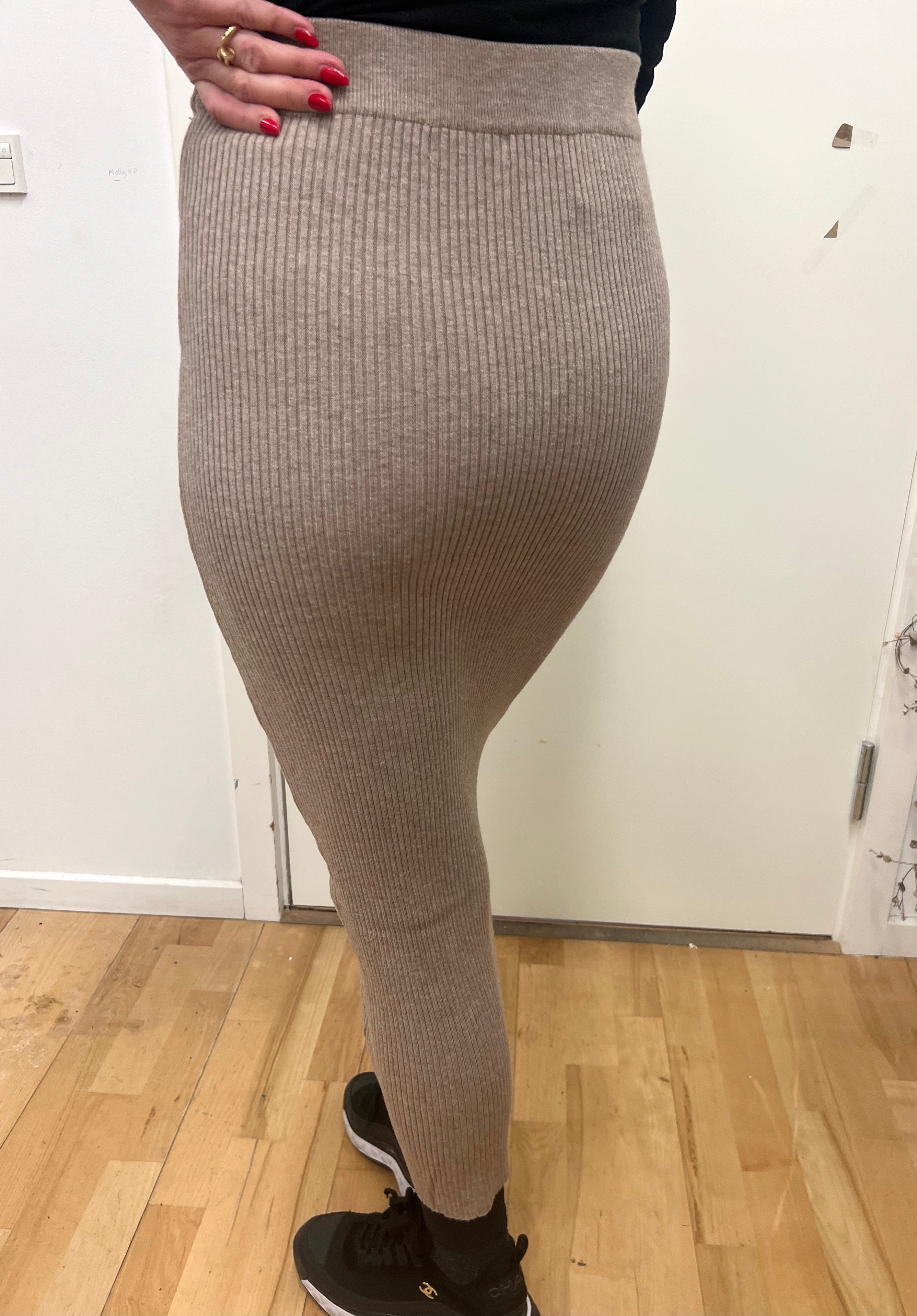 Maribel - Lang tætsiddende striknederdel